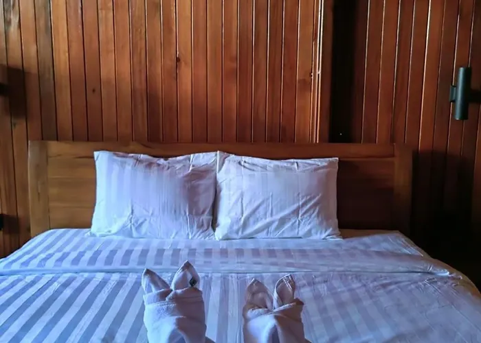 Wooden Village Gayang Bed & Breakfast *